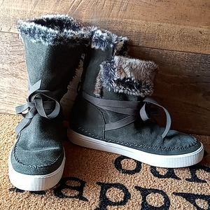 Green suede booties with faux fur